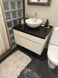 Håndvask med underskab i hvid og sort