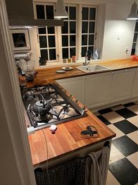 Gratis - Køkken med træbordplader og vask