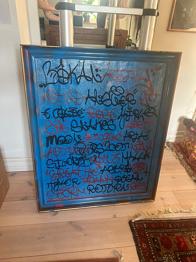 Blåt graffiti maleri med ramme