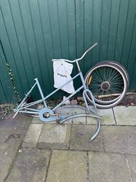 Cykelstel med forhjul og styr