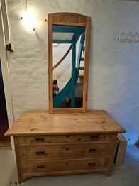 Afsyret fyrretræskommode. Gives væk, nu uden spejl