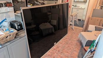 Skydedøre til skabsvæg (1 spejldør og 1 sort glasdør)