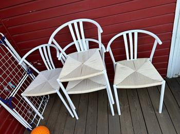 Hvide fletstole til spisebord eller altan