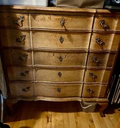 Kommode træ med skuffer og metalgreb