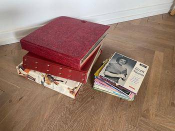 Samling af LP’er i mapper + løse EP’er singler BORTGIVES