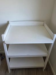 Puslebord med hylder hvid