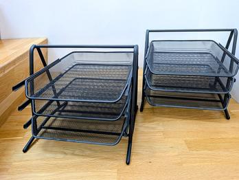 2 sæt brevbakker / papirbakker i gå/sort metal