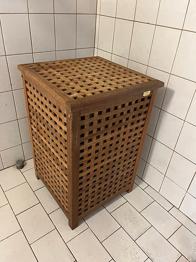 Fint vasketøjsmøbel / vasketøjskurv BORTGIVES