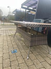 Havebord med flet og træbordplade