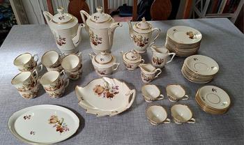 Vita Kaffestel og Moccastel fra KPM. 52 dele.