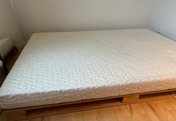 Komfortabel skummadras 140 cm