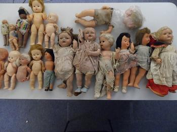 Gamle dukker med tøj og udstyr