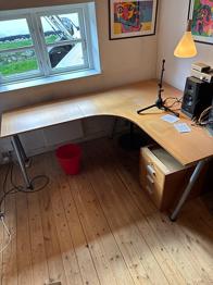 GRATIS  / BORTGIVES Justerbart hjørneskrivebord (IKEA galant)