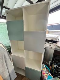 Fin hvid reol med låger (er sat på højkant)