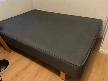 Jysk boxmadras med træben