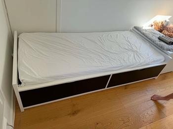 BORTGIVES: IKEA seng med skuffer