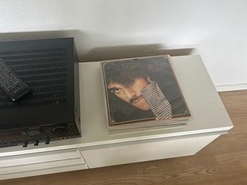 TV bord,  diverse plader og radioer, gives væk.