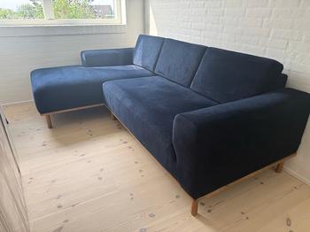 GRATIS - VILMAR Chaiselong sofa fra SOFACOMPANY (velour i navy)