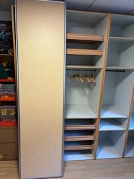 Garderobe/indbygningsskab gives bort