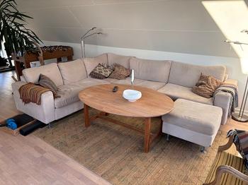 Beige hjørnesofa med flytbar chasselong