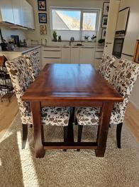 Massiv spisebord med 4 henriksdal stole fra ikea