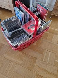 Kurv med mange cd'er. Meget blandet musik.