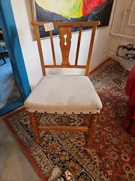 4 Spisestuestole i træ med polstret sæde