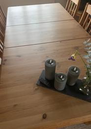 Massivt fyrretræs spisebord med butterfly udtræk og 8 stole