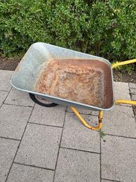 Trillebør med metalbalje og gummihjul