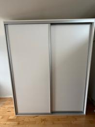 Garderobeskab med skydedøre, med stor sandsynlighed HTH skal fjernes senest 7/3