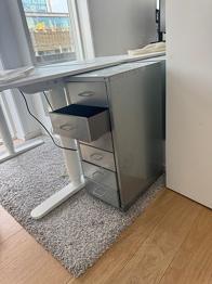 MOBILT SKUFFESKAB I METAL - GIVES VÆK (ukendt kunstner)