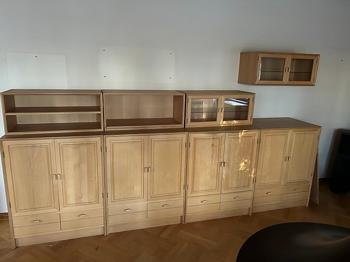 Reol / Træskab med skuffer og glaslåger