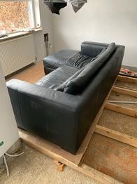 Sort lædersofa med chaisselong