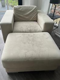 Lænestol med puf i beige mikrofiber