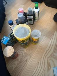 Fiskefoder, bundlag (grus/sand), planter (plastik)