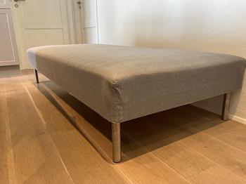 IKEA seng grå polstret med metalben