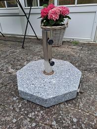 Parasolfod i granit med hjul og håndtag