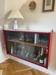 Flot skænk med fliser