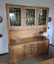 Gratis. Vitrineskab med blyindfattede ruder i syret eg.