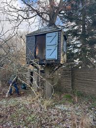 Gives væk- legehus i træ