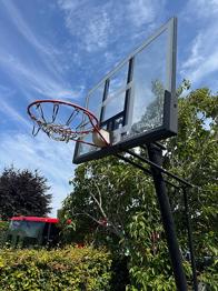 Spalding basketballkurv med ødelagt bagbrædt.