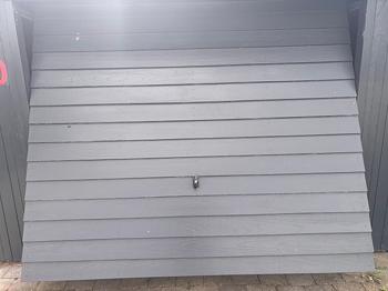 Vip-garageport i træ med beslag og fjedre