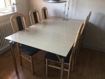 Bøg bord med 1 tillægsplade og 6 polstrede stole