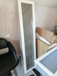 Skabe med glas låge.