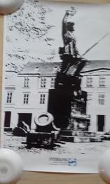 Alle billeder har været hængt op og kan have knappenålshuller. Nogle kan også...