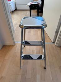 Ældre fin taburet gives væk