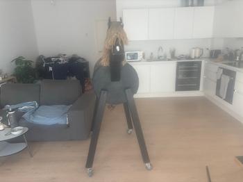 GRATIS!!! Skal væk Træhest på hjul stor sort