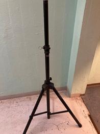 2 stativer til lys, højtalere eller andet