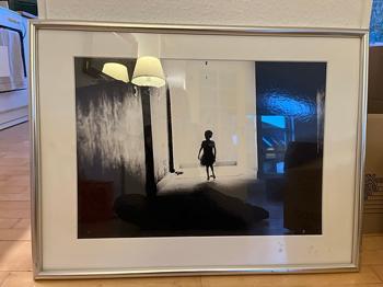 Plakat med sort-hvidt fotografi i ramme