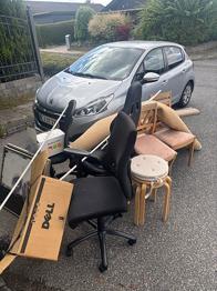 Blandet møbelpakke med kontorstol, spisebordsstole og skamler
